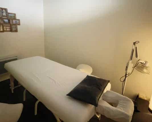 Salle de soin du cabinet Terre de Shiatsu Lyon 5e avec une table de massage