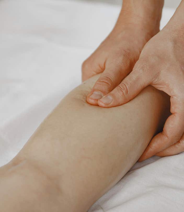 Mains d’un praticien de shiatsu exerçant des pressions ciblées sur une jambe pour soulager la sensation de jambes lourdes et activer la circulation au cabinet Terre de Shiatsu Lyon 5e