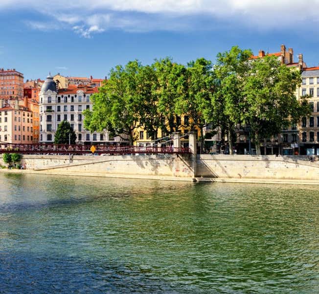 Quai de Saône rive gauche au niveau de la passerelle de l'Homme de la Roche Lyon 5e, illustrant la bonne situation du cabinet Terre de Shiatsu