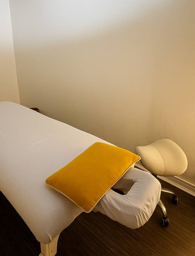Salle de soin du cabinet Terre de Shiatsu Lyon 5e avec une table de massage à louer