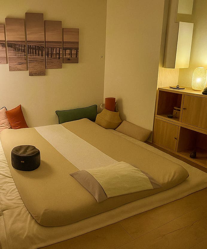 Salle de soin du cabinet Terre de Shiatsu Lyon 5e avec un futon à louer